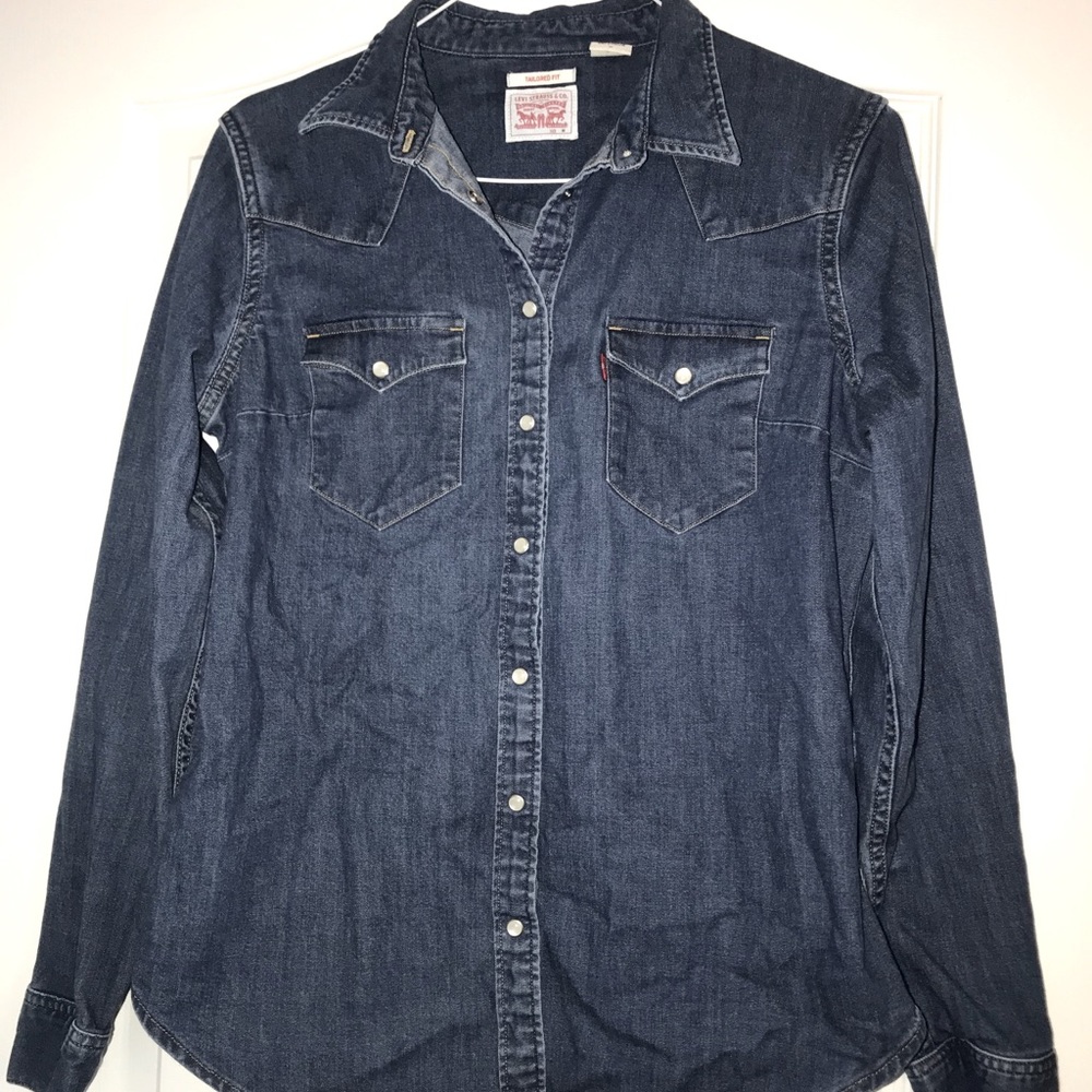 Women’s Tailored Fit Levi’s size M shirt